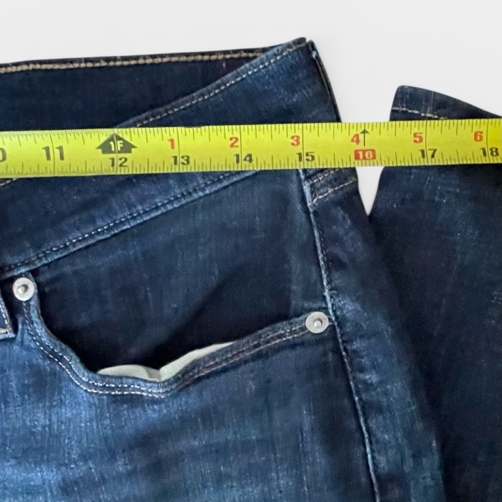 Levi's Classic Straight Leg Jeans Dark Wash Blue Women's Size 31 x 28 12 Short - Picture 4 of 11